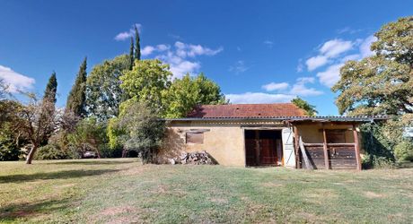 Propriété en pierre avec dépendances et 4,3 hectares de prairies aux portes de Sarlat