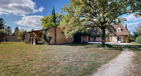 Propriété en pierre avec dépendances et 4,3 hectares de prairies aux portes de Sarlat