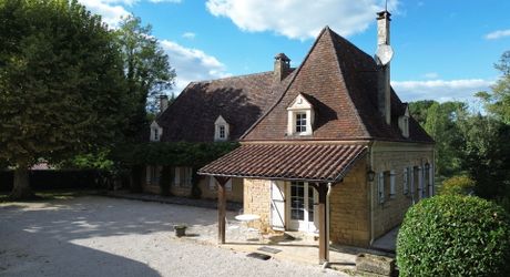 Propriété en pierre avec dépendances et 4,3 hectares de prairies aux portes de Sarlat