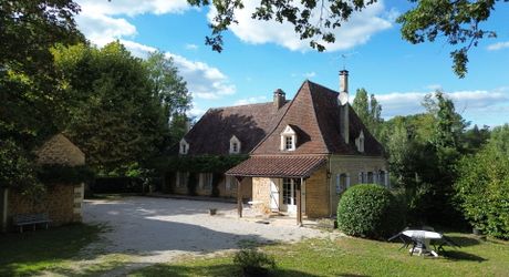 Propriété en pierre avec dépendances et 4,3 hectares de prairies aux portes de Sarlat