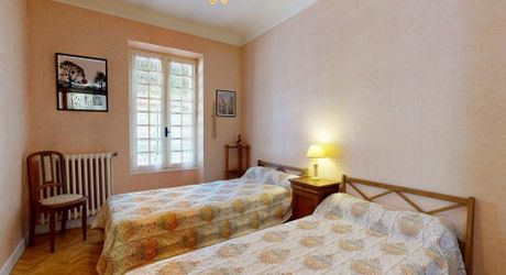 Propriété en pierre avec dépendances et 4,3 hectares de prairies aux portes de Sarlat