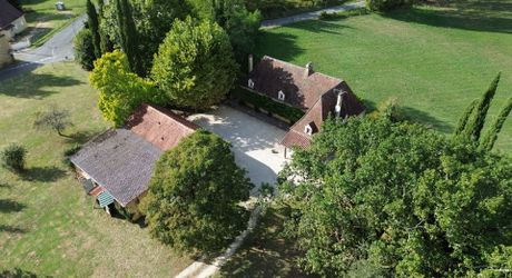 Propriété en pierre avec dépendances et 4,3 hectares de prairies aux portes de Sarlat