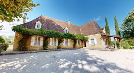 Propriété en pierre avec dépendances et 4,3 hectares de prairies aux portes de Sarlat