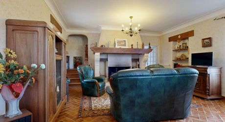 Propriété en pierre avec dépendances et 4,3 hectares de prairies aux portes de Sarlat