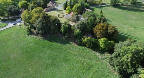 Propriété en pierre avec dépendances et 4,3 hectares de prairies aux portes de Sarlat
