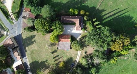 Propriété en pierre avec dépendances et 4,3 hectares de prairies aux portes de Sarlat