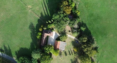 Propriété en pierre avec dépendances et 4,3 hectares de prairies aux portes de Sarlat
