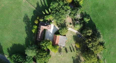Propriété en pierre avec dépendances et 4,3 hectares de prairies aux portes de Sarlat