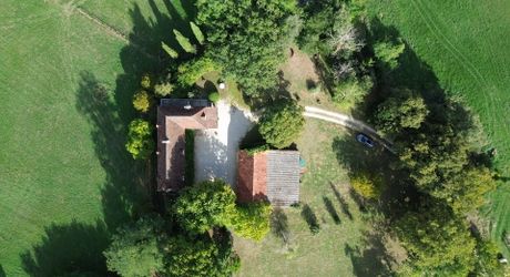 Propriété en pierre avec dépendances et 4,3 hectares de prairies aux portes de Sarlat