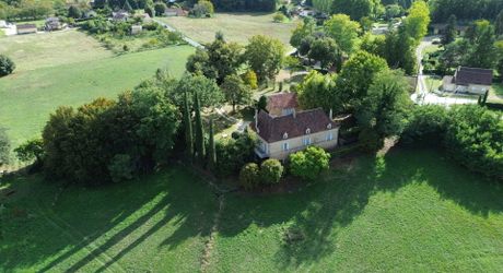 Propriété en pierre avec dépendances et 4,3 hectares de prairies aux portes de Sarlat