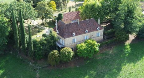 Propriété en pierre avec dépendances et 4,3 hectares de prairies aux portes de Sarlat