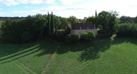 Propriété en pierre avec dépendances et 4,3 hectares de prairies aux portes de Sarlat