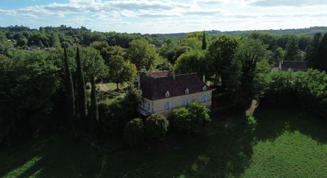 Propriété en pierre avec dépendances et 4,3 hectares de prairies aux portes de Sarlat