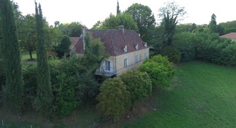 Propriété en pierre avec dépendances et 4,3 hectares de prairies aux portes de Sarlat