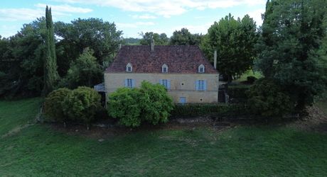 Propriété en pierre avec dépendances et 4,3 hectares de prairies aux portes de Sarlat
