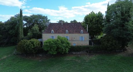 Propriété en pierre avec dépendances et 4,3 hectares de prairies aux portes de Sarlat