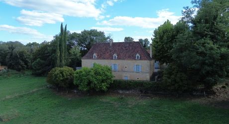 Propriété en pierre avec dépendances et 4,3 hectares de prairies aux portes de Sarlat