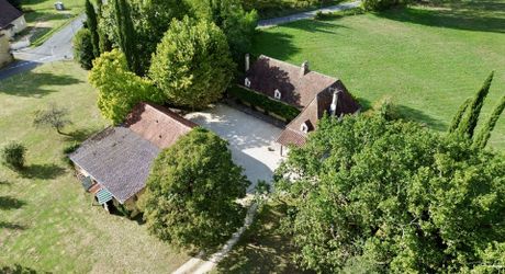 Propriété en pierre avec dépendances et 4,3 hectares de prairies aux portes de Sarlat