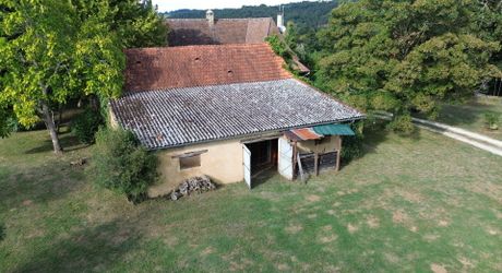 Propriété en pierre avec dépendances et 4,3 hectares de prairies aux portes de Sarlat
