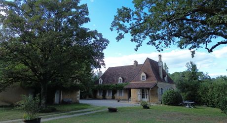 Propriété en pierre avec dépendances et 4,3 hectares de prairies aux portes de Sarlat