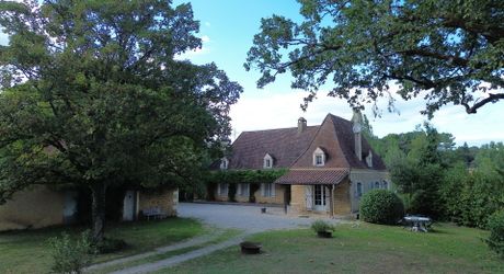 Propriété en pierre avec dépendances et 4,3 hectares de prairies aux portes de Sarlat