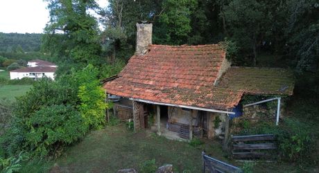 Propriété en pierre avec dépendances et 4,3 hectares de prairies aux portes de Sarlat