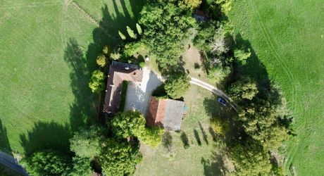 Propriété en pierre avec dépendances et 4,3 hectares de prairies aux portes de Sarlat