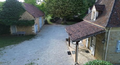 Propriété en pierre avec dépendances et 4,3 hectares de prairies aux portes de Sarlat