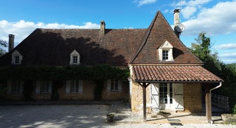 Propriété en pierre avec dépendances et 4,3 hectares de prairies aux portes de Sarlat