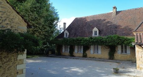 Propriété en pierre avec dépendances et 4,3 hectares de prairies aux portes de Sarlat