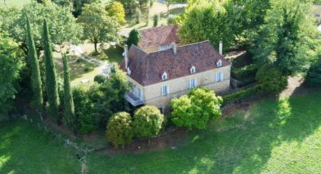 Propriété en pierre avec dépendances et 4,3 hectares de prairies aux portes de Sarlat