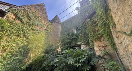Charmante maison de  en pierre avec jardin clos au centre de la  vielle ville