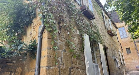 Charmante maison de  en pierre avec jardin clos au centre de la  vielle ville