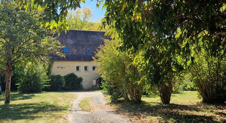 Maison perigordine en pierres 150m2, maison d'amis ou de Gardien avec piscine et parc de 7700m2