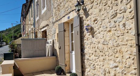 Maison de village en pierres  3 chambres proche des commerces