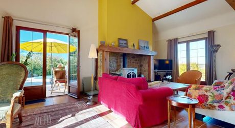 Grande maison position dominante avec tour, grand jardin, piscine  et très jolie vue !