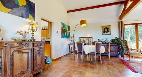 Grande maison position dominante avec tour, grand jardin, piscine  et très jolie vue !
