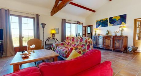 Grande maison position dominante avec tour, grand jardin, piscine  et très jolie vue !