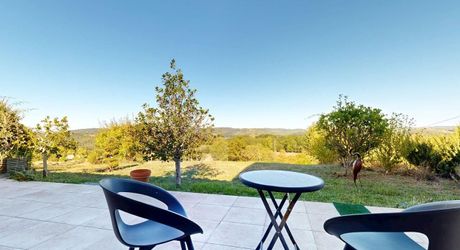 Grande maison position dominante avec tour, grand jardin, piscine  et très jolie vue !