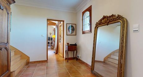 Grande maison position dominante avec tour, grand jardin, piscine  et très jolie vue !