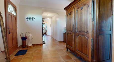 Grande maison position dominante avec tour, grand jardin, piscine  et très jolie vue !