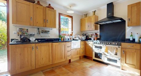 Grande maison position dominante avec tour, grand jardin, piscine  et très jolie vue !