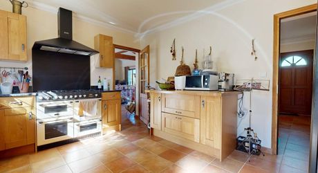 Grande maison position dominante avec tour, grand jardin, piscine  et très jolie vue !