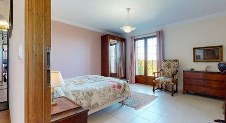 Grande maison position dominante avec tour, grand jardin, piscine  et très jolie vue !