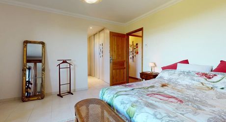 Grande maison position dominante avec tour, grand jardin, piscine  et très jolie vue !