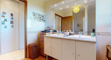 Grande maison position dominante avec tour, grand jardin, piscine  et très jolie vue !