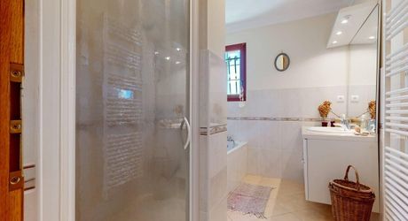 Grande maison position dominante avec tour, grand jardin, piscine  et très jolie vue !
