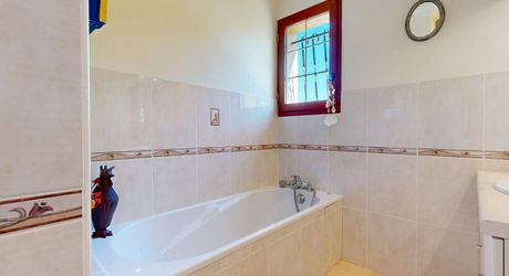 Grande maison position dominante avec tour, grand jardin, piscine  et très jolie vue !