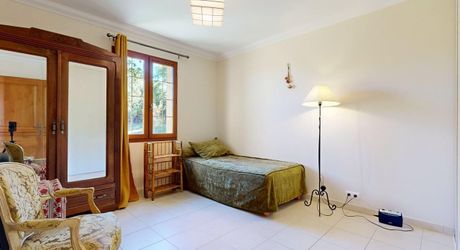 Grande maison position dominante avec tour, grand jardin, piscine  et très jolie vue !