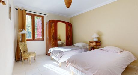 Grande maison position dominante avec tour, grand jardin, piscine  et très jolie vue !